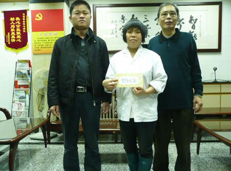  公司工會(huì)副主席王偉（左）、員工萬(wàn)遠(yuǎn)萍（中）、公司工會(huì)主席孔慶新（右）在發(fā)放現(xiàn)場(chǎng)