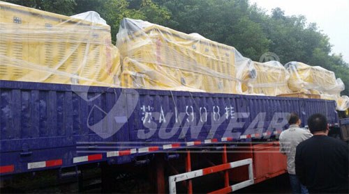 圖為4臺應(yīng)急發(fā)電及給排水泵站到達南京