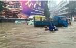 強(qiáng)降雨致恩施發(fā)生洪澇險情 道路積水深1.5米多人被困