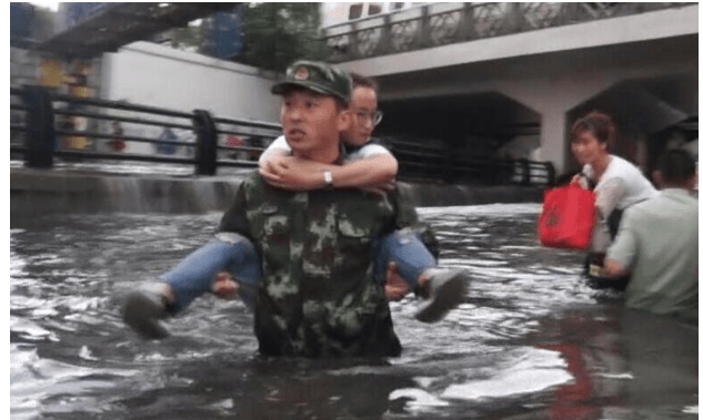 暴雨淹蓋車輛多人被困車內(nèi)，途經(jīng)的消防員英勇救人