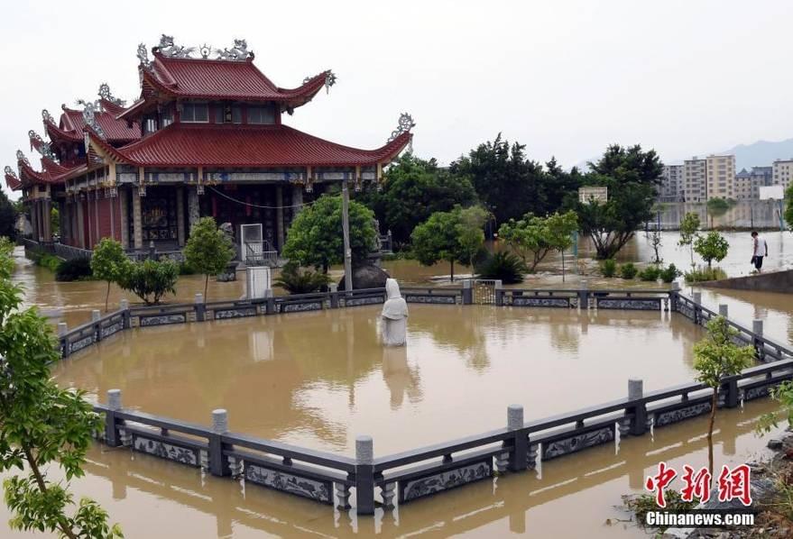 臺(tái)風(fēng)過后福建省多地暴雨內(nèi)澇